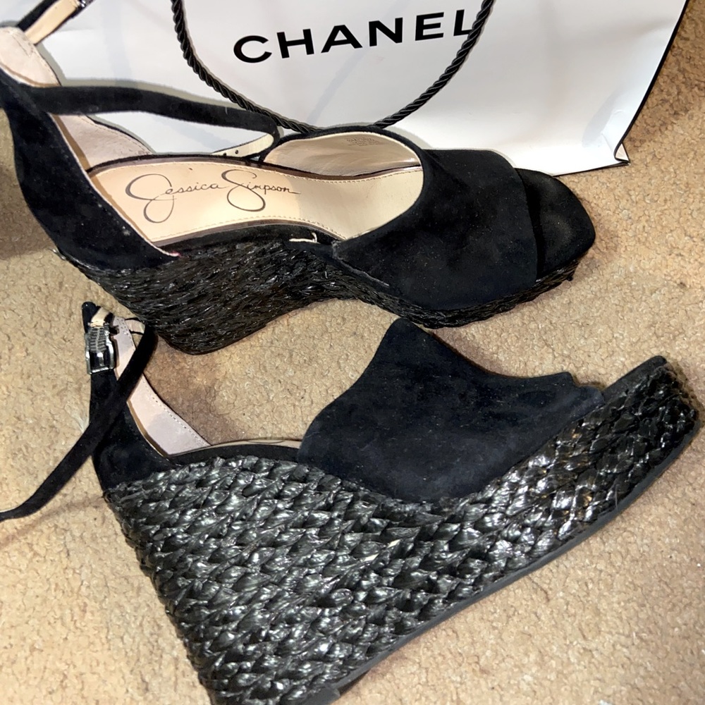 Black wedges